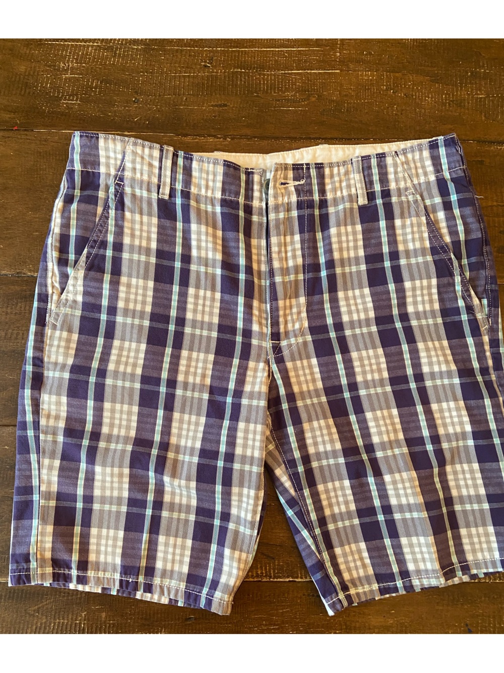 Men's Plaid Cotton Shorts, Levi’s size 33 excellent condition.